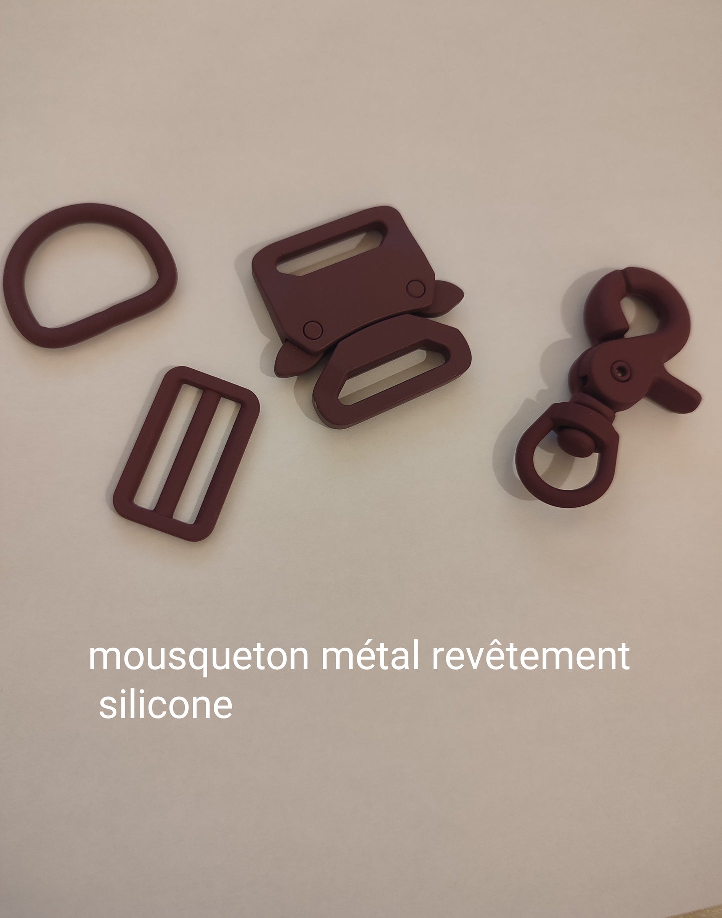 Ensemble collier-laisse avec mousqueton en métal-silicone coloré