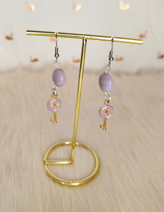 Boucle d'oreille clé violette