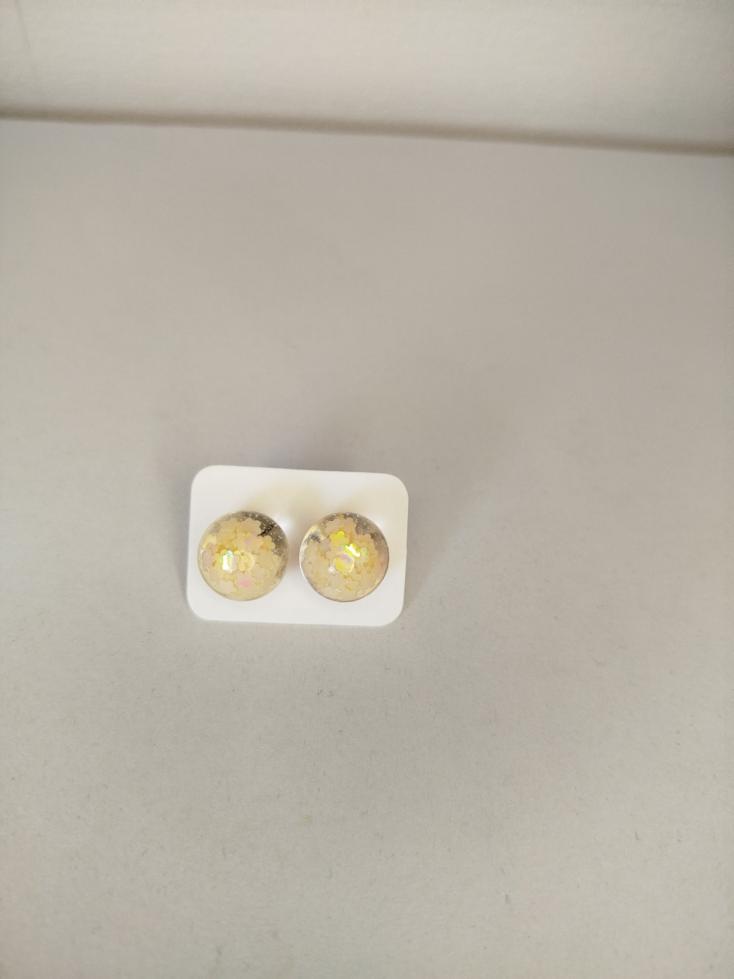 Boucle d'oreille boule fleur jaune raté