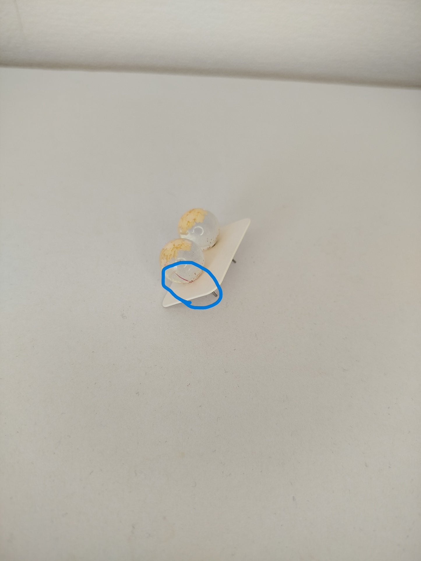 Boucle d'oreille boule fleur jaune raté